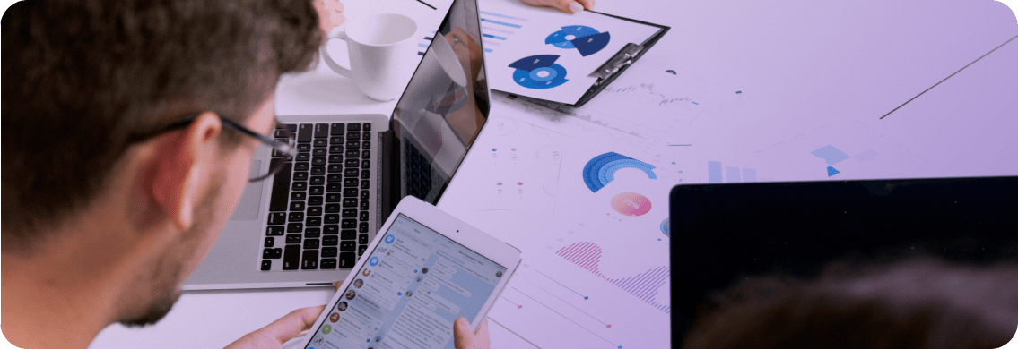 Team analysiert gescheiterte KI-Implementierung und Herausforderungen bei Enterprise-Systemen